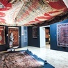 Wiele miejsca na wystawie zajmują piękne, orientalne kobierce. Znalazły się na niej również pasy kontuszowe wypożyczone z Muzeum Diecezjalnego w Płocku.