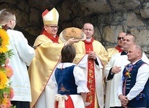 Starostowie dożynkowi przekazali świeżo wypieczony bochenek.