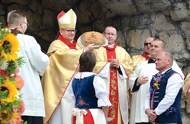 Starostowie dożynkowi przekazali świeżo wypieczony bochenek.