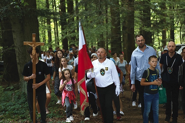 ▲	Na Mszę św. z udziałem biskupa pielgrzymkę przyprowadzili rycerze z zakonu św. Jana Pawła II.