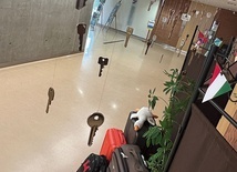 Każdy, uciekając przed wojną, zabrał je ze sobą, jednak nie ma pewności, czy drzwi, które otwierają, jeszcze są – mówią autorki wystawy.