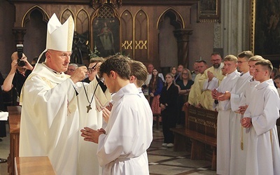 Z rąk biskupa krzyż lektorski otrzymało 118 ministrantów, a krzyż ceremoniarski 35.