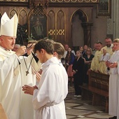 Z rąk biskupa krzyż lektorski otrzymało 118 ministrantów, a krzyż ceremoniarski 35.