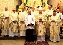 Ordynariusz z koncelbransami. Obok biskupa z lewej stoi ks. Adam Łukiewicz.