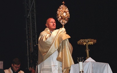 Bp Marek Solarczyk pobłogosławił zgromadzonych Najświętszym Sakramentem.