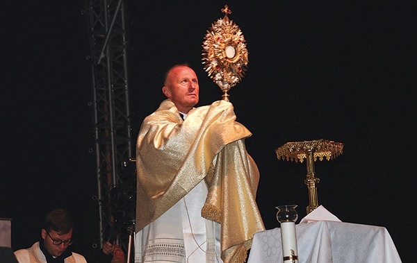 Bp Marek Solarczyk pobłogosławił zgromadzonych Najświętszym Sakramentem.