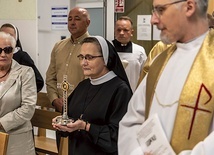 Za życia Teresa z Lisieux powiedziała: „Chcę, przebywając w niebie, czynić dobro na ziemi. Po śmierci spuszczę na nią deszcz róż”.