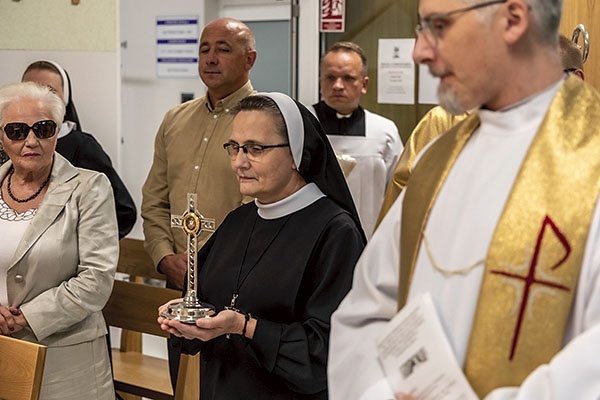 Za życia Teresa z Lisieux powiedziała: „Chcę, przebywając w niebie, czynić dobro na ziemi. Po śmierci spuszczę na nią deszcz róż”.