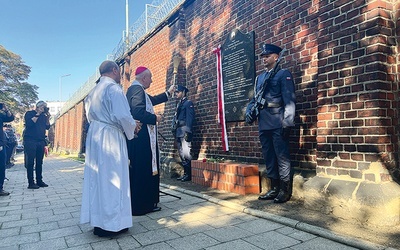 	Tablicę poświęcił bp Adam Wodarczyk, wieloletni moderator oazy w archidiecezji katowickiej.