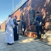 	Tablicę poświęcił bp Adam Wodarczyk, wieloletni moderator oazy w archidiecezji katowickiej.