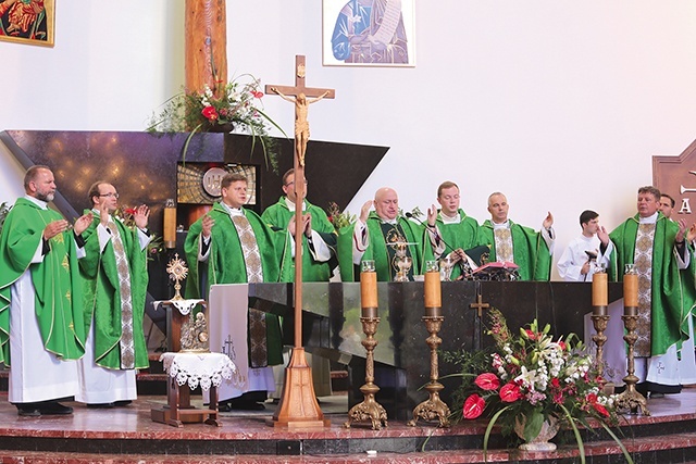  Kapłani przy ołtarzu oświęcimskiej świątyni dedykowanej o. Kolbemu.