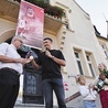 Łukasz Kaczmarek (w środku) przekazał swój medal jako wotum na ręce ks. Aleksandra Gondery (z lewej).