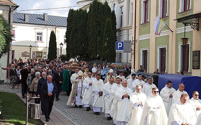 W procesji ulicami miasta przeszły setki wiernych z różnych stron diecezji i Polski.