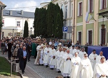 W procesji ulicami miasta przeszły setki wiernych z różnych stron diecezji i Polski.