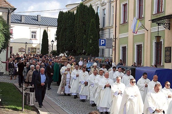 W procesji ulicami miasta przeszły setki wiernych z różnych stron diecezji i Polski.