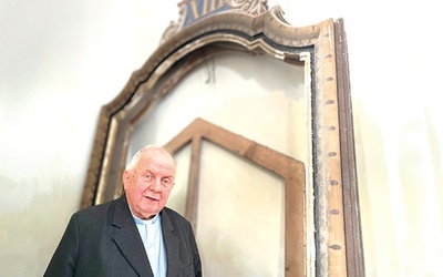 Ks. J. Maciołek przy ramie jednej z czterech ostatnich stacji drogi krzyżowej, które pozostały w Nowej Wsi do renowacji. 