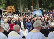 Październikowa pielgrzymka zgromadziła ok. 1000 osób z różnych miejsc diecezji mimo niesprzyjającej jesiennej pogody.