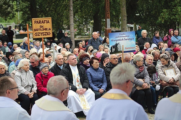 Październikowa pielgrzymka zgromadziła ok. 1000 osób z różnych miejsc diecezji mimo niesprzyjającej jesiennej pogody.