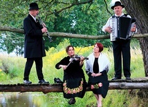 Na mostku nad Brynicą. Od lewej: Krystian Czech, Gabriela Dworakowska, Barbara Wysocka, Rajmund Szymaniec.