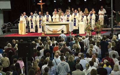 Punktem centralnym każdego dnia była Eucharystia. 