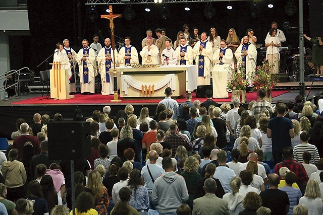 Punktem centralnym każdego dnia była Eucharystia. 