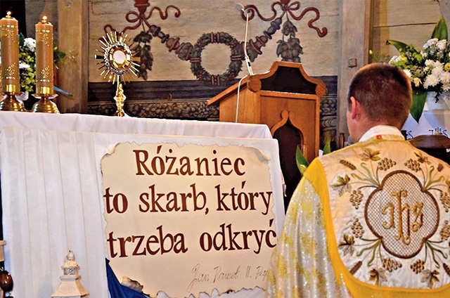 Każdego dnia wielu parafian odkrywa skarb, jakim jest Różaniec.