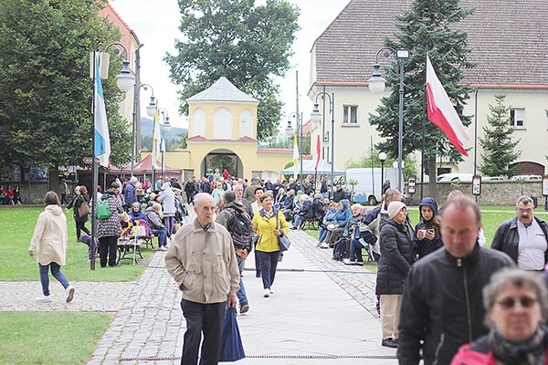 To jedno z najliczniejszych zgromadzeń pielgrzymów w krzeszowskim sanktuarium.