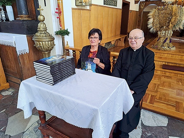 	Promocja książki odbyła się 3 października. Na zdjęciu autorka Maria Domagała i ks. proboszcz Krystian Gajek. 