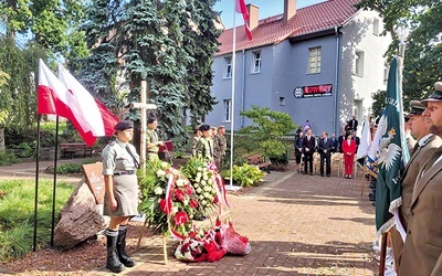 	Uroczyste odsłonięcie monumentu w Parku Harcerzy Ziemi Suskiej.