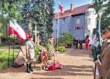 	Uroczyste odsłonięcie monumentu w Parku Harcerzy Ziemi Suskiej.