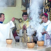 	Bp Roman Pindel podczas okadzania ołtarza.