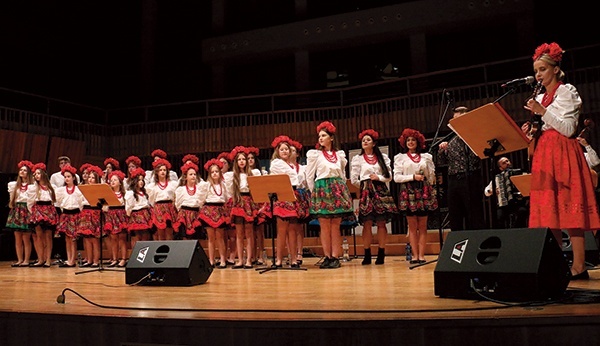 Obecnie zespół liczy ponad 50 osób. Z prawej Wioleta Fijałkowska.