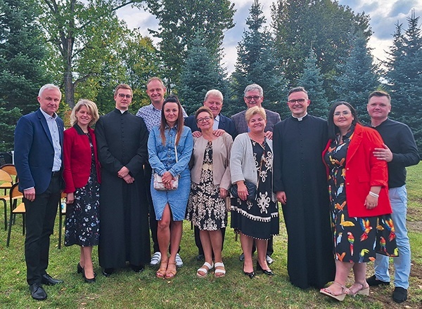 Ks. Patryk Golczyński i ks. Michał Faryna z przedstawicielami rodzin.