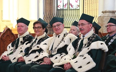 W Eucharystii uczestniczyli członkowie senatu i władze z rektorem prof. dr. hab. Sławomirem Bukowskim na czele.