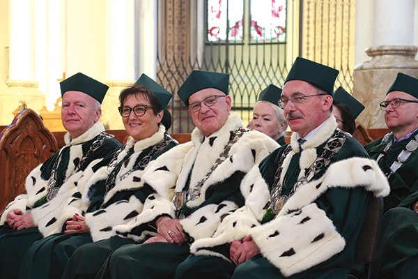 W Eucharystii uczestniczyli członkowie senatu i władze z rektorem prof. dr. hab. Sławomirem Bukowskim na czele.