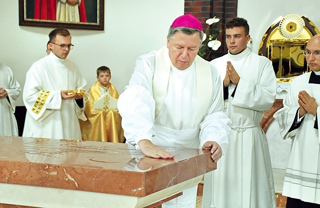 Szczególnym znakiem obrzędu było namaszczenie ołtarza krzyżmem świętym.