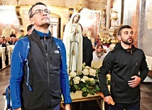 Nocną pielgrzymkę 6 października poprzedziła Msza św. w sanktuarium Matki Bożej Pocieszenia we Wschowie.