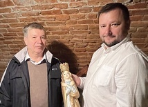 Janusz Marcinkowski (z lewej) i Rafał Piskorek z prezentowaną na czasowej ekspozycji Matką Bożą Bujakowską.