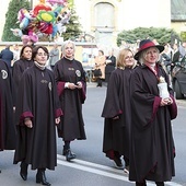 Bractwo szerzące kult wielkiego kęczanina w odpustowej procesji.