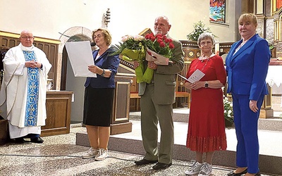 Były podziękowania i gratulacje składane na ręce ks. Józefa Oleszki i Ewy Biłek-Regnowskiej (pierwsza z prawej).