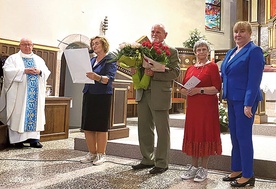 Były podziękowania i gratulacje składane na ręce ks. Józefa Oleszki i Ewy Biłek-Regnowskiej (pierwsza z prawej).