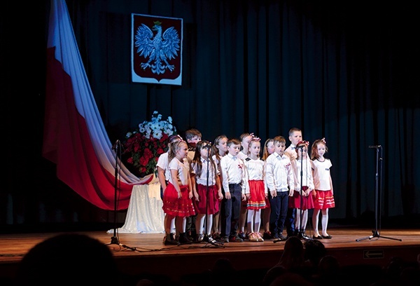 Już od najmłodszych lat można artystycznie wyrażać przywiązanie do ojczyzny.