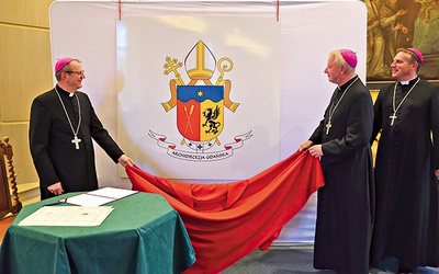 Abp Tadeusz Wojda oraz biskupi Wiesław Szlachetka i Piotr Przyborek zaprezentowali zatwierdzony emblemat.