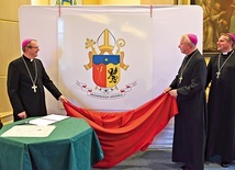 Abp Tadeusz Wojda oraz biskupi Wiesław Szlachetka i Piotr Przyborek zaprezentowali zatwierdzony emblemat.