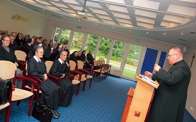 Konferencję wygłosił ks. Tomasz Tomaszewski.