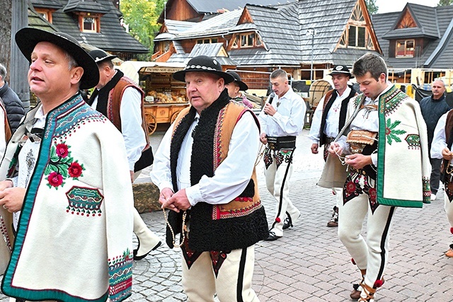 Oni na zakopiańskich Krupówkach po prostu się modlą.