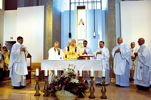 Świątynię konsekrował bp Andrzej F. Dziuba.