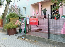 Przed jedną z obwodowych komisji wyborczych w Ciechanowie.