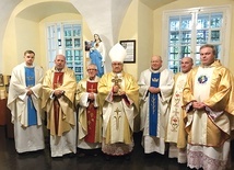 	Do świątyni relikwiarz wniósł ks. Stanisław Pindera.