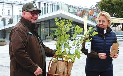 	Anna Moskwa i Marek Szary zachęcali do sadzenia drzew.